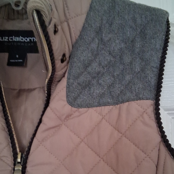 Liz Claiborne Quilted Beige Vest with Charcoal Details - Picture 3 of 3